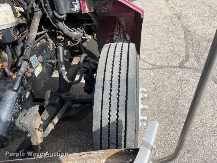 image for item LW9024 2003 Peterbilt 330 box truck