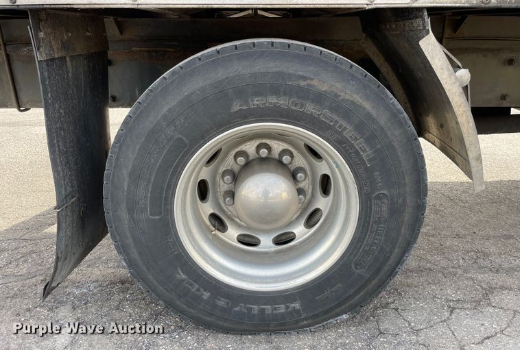 image for item LW9024 2003 Peterbilt 330 box truck