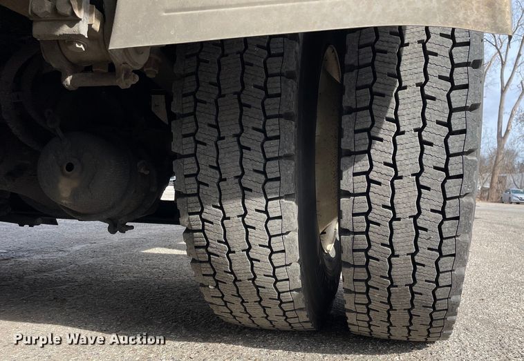 image for item LW9024 2003 Peterbilt 330 box truck