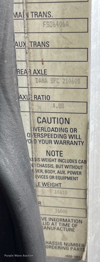 image for item LW9024 2003 Peterbilt 330 box truck