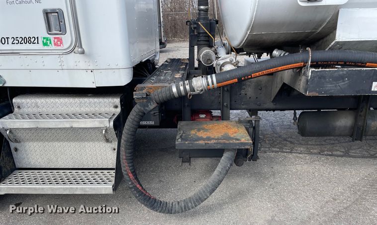 image for item LW9025 1997 Kenworth  T800 tank truck