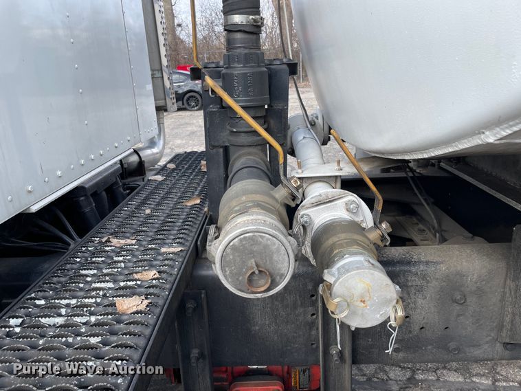 image for item LW9025 1997 Kenworth  T800 tank truck