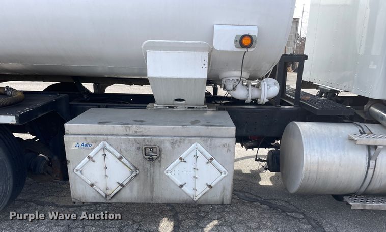 image for item LW9025 1997 Kenworth  T800 tank truck