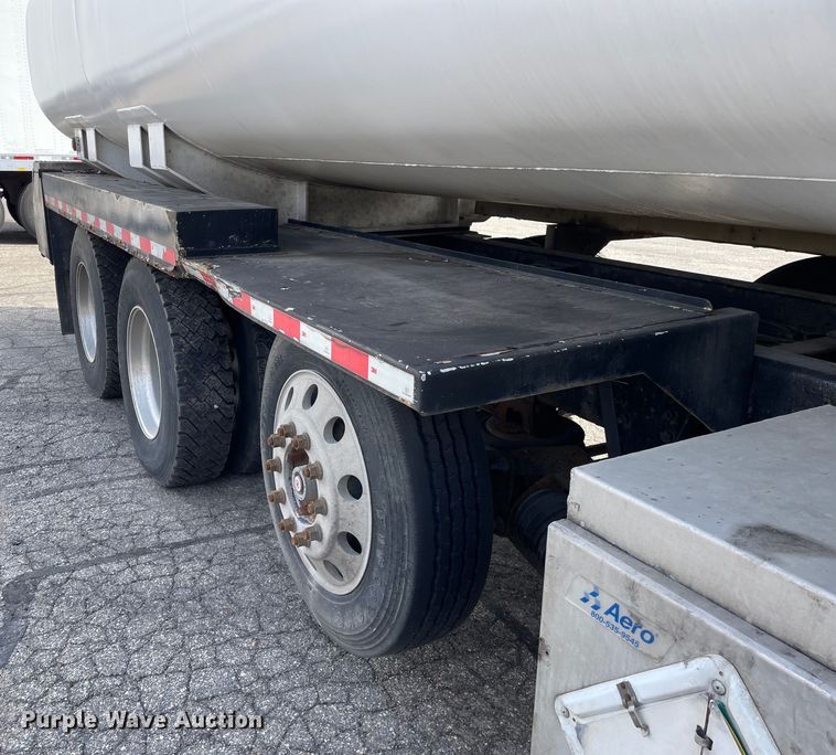 image for item LW9025 1997 Kenworth  T800 tank truck