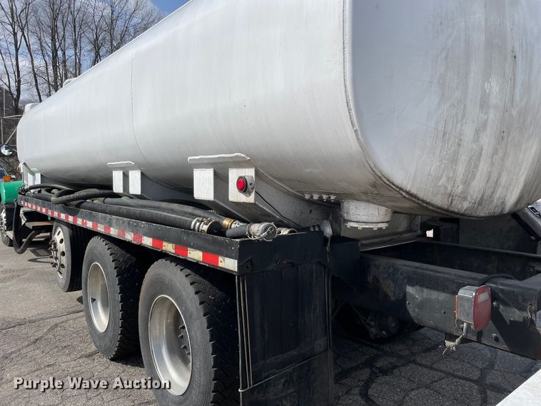 image for item LW9025 1997 Kenworth  T800 tank truck