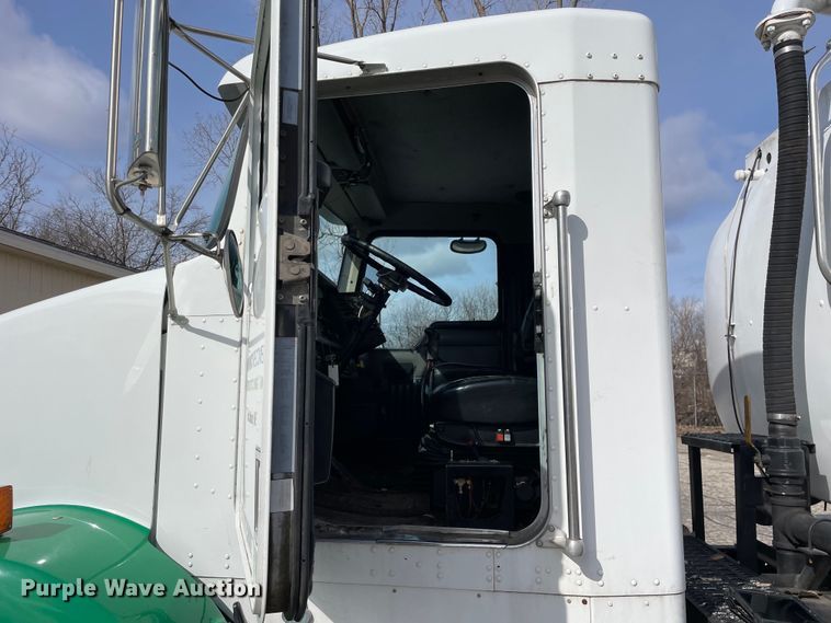 image for item LW9025 1997 Kenworth  T800 tank truck