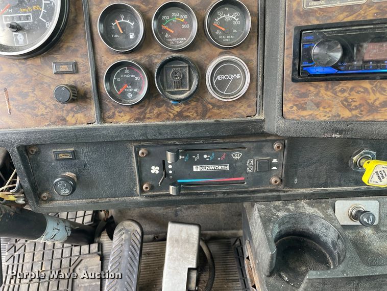 image for item LW9025 1997 Kenworth  T800 tank truck