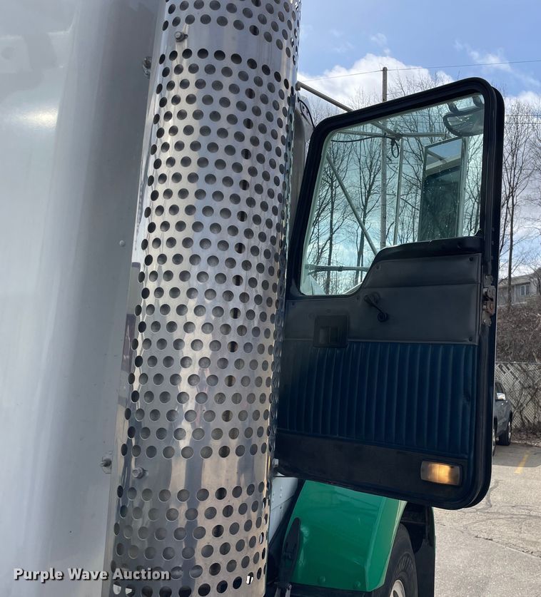 image for item LW9025 1997 Kenworth  T800 tank truck