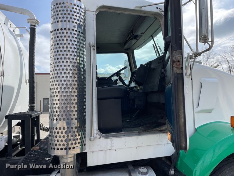 image for item LW9025 1997 Kenworth  T800 tank truck