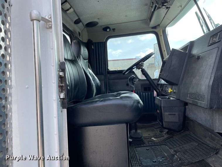 image for item LW9025 1997 Kenworth  T800 tank truck