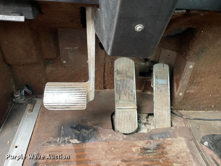 image for item LW9030 1990 International 9300 semi truck