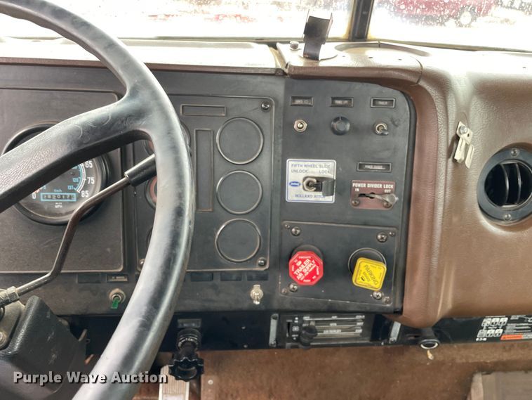 image for item LW9030 1990 International 9300 semi truck