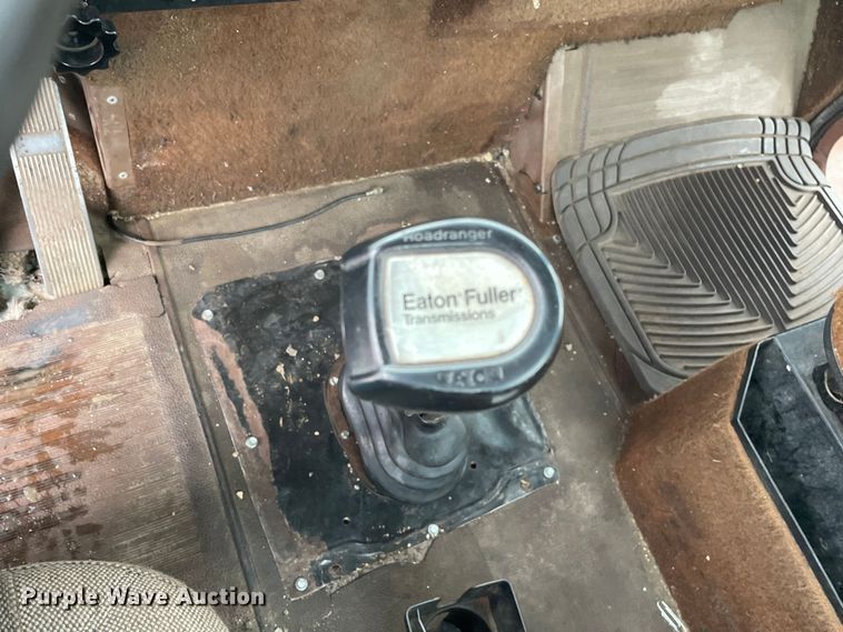 image for item LW9030 1990 International 9300 semi truck