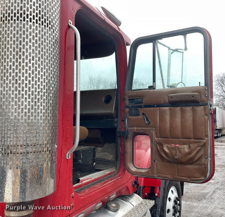 image for item LW9030 1990 International 9300 semi truck