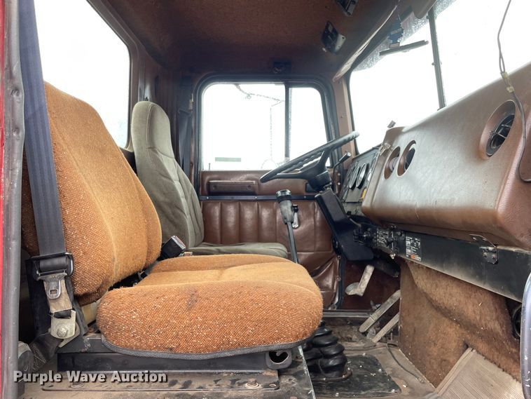 image for item LW9030 1990 International 9300 semi truck