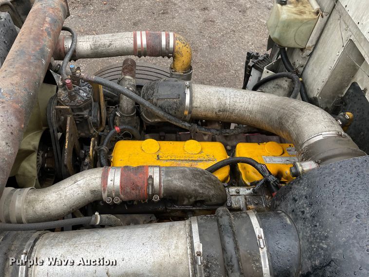 image for item LW9030 1990 International 9300 semi truck