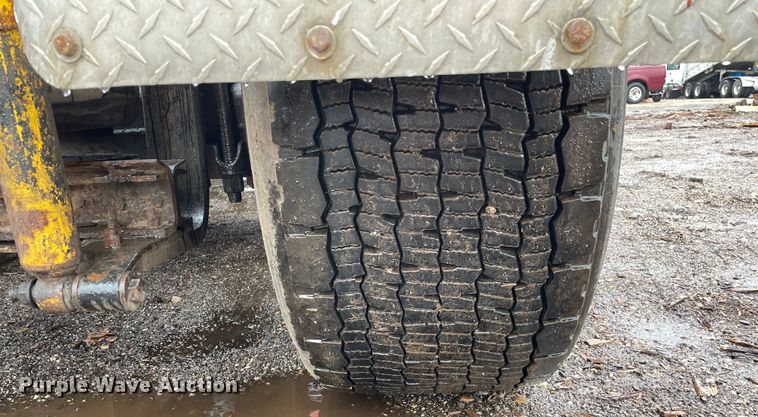 image for item LW9030 1990 International 9300 semi truck