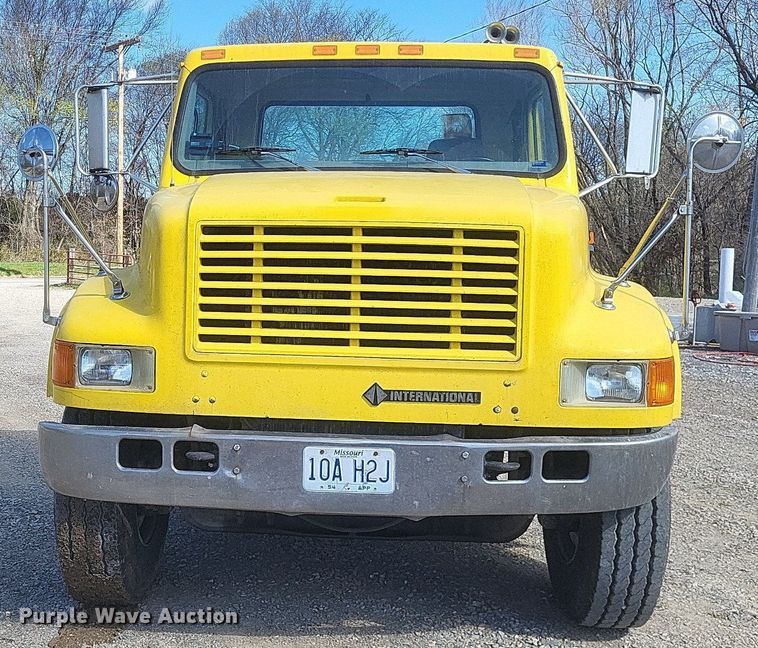 image for item MJ9037 1998 International 4900 truck cab and chassis