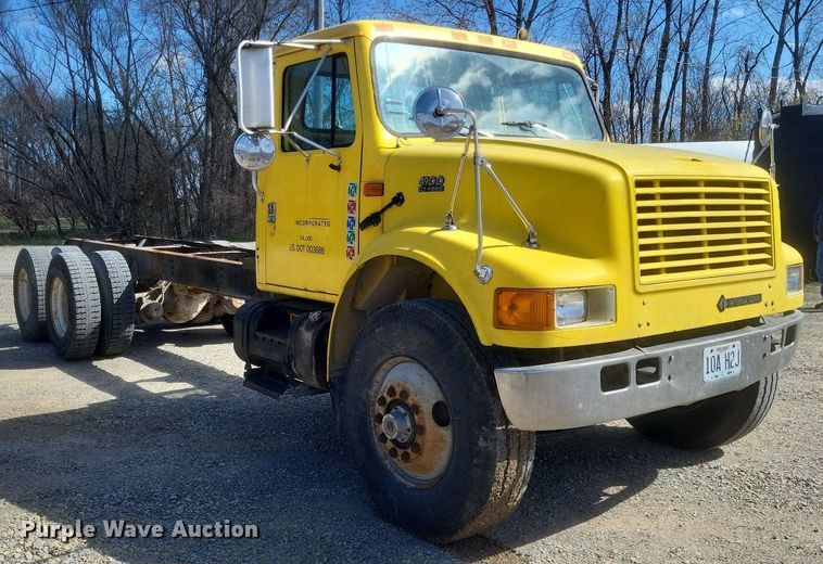 image for item MJ9037 1998 International 4900 truck cab and chassis