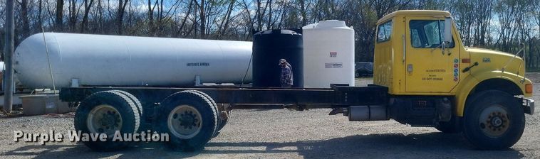 image for item MJ9037 1998 International 4900 truck cab and chassis