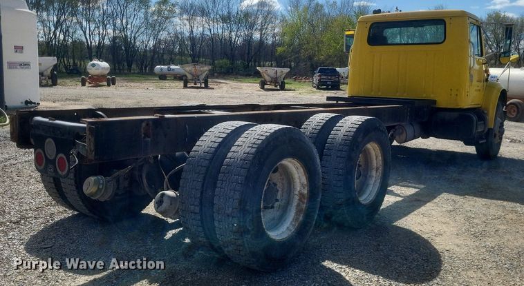 image for item MJ9037 1998 International 4900 truck cab and chassis