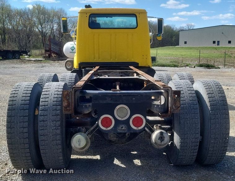 image for item MJ9037 1998 International 4900 truck cab and chassis