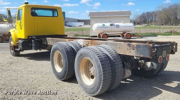 image for item MJ9037 1998 International 4900 truck cab and chassis