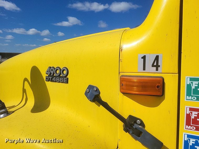 image for item MJ9037 1998 International 4900 truck cab and chassis