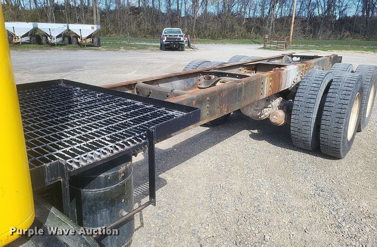 image for item MJ9037 1998 International 4900 truck cab and chassis