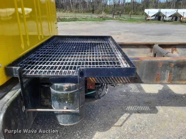 image for item MJ9037 1998 International 4900 truck cab and chassis