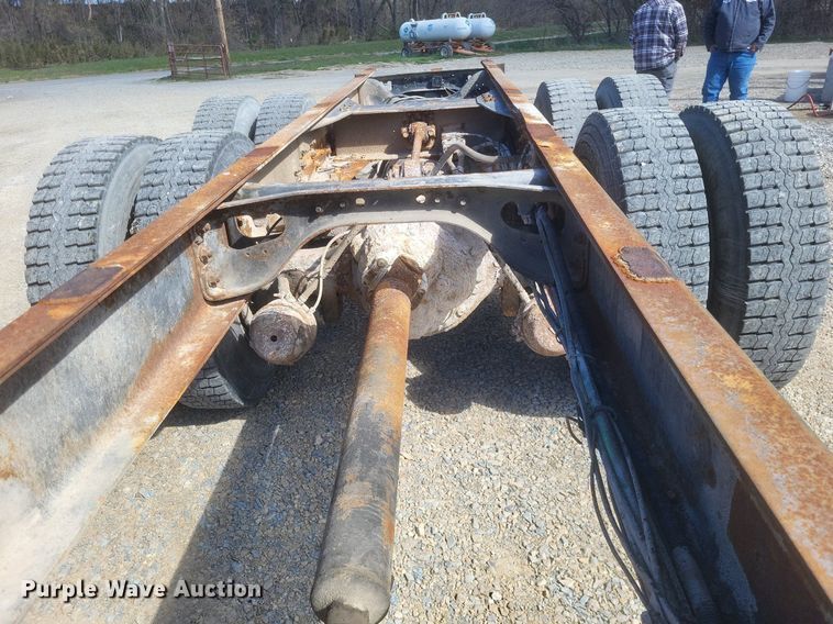 image for item MJ9037 1998 International 4900 truck cab and chassis