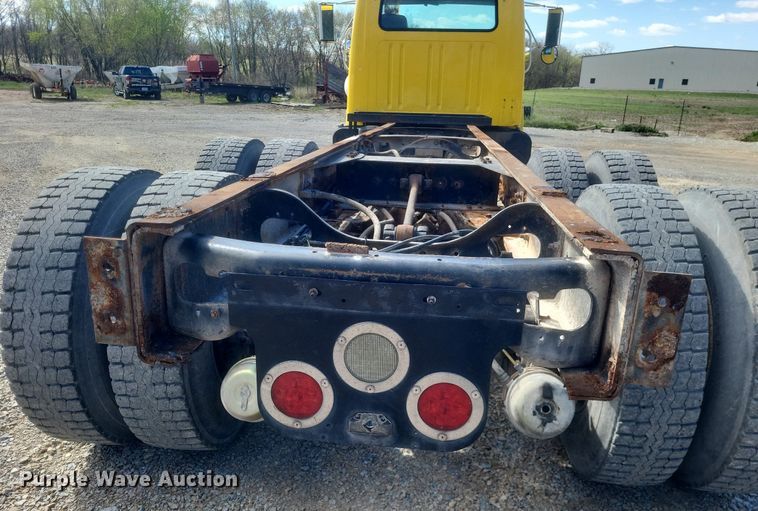 image for item MJ9037 1998 International 4900 truck cab and chassis