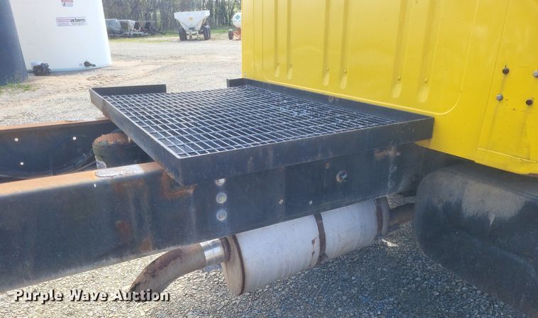 image for item MJ9037 1998 International 4900 truck cab and chassis