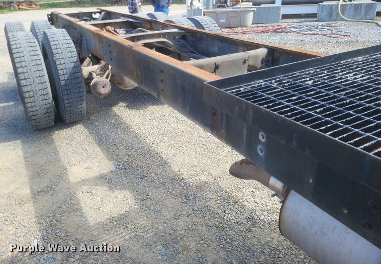 image for item MJ9037 1998 International 4900 truck cab and chassis