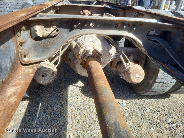 image for item MJ9037 1998 International 4900 truck cab and chassis