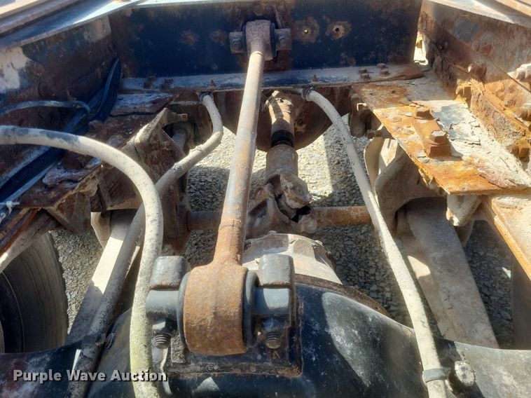 image for item MJ9037 1998 International 4900 truck cab and chassis