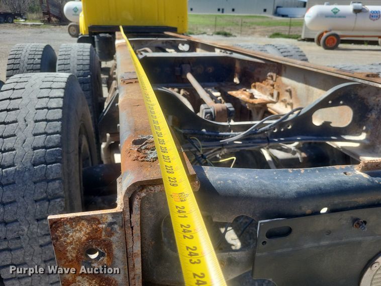 image for item MJ9037 1998 International 4900 truck cab and chassis