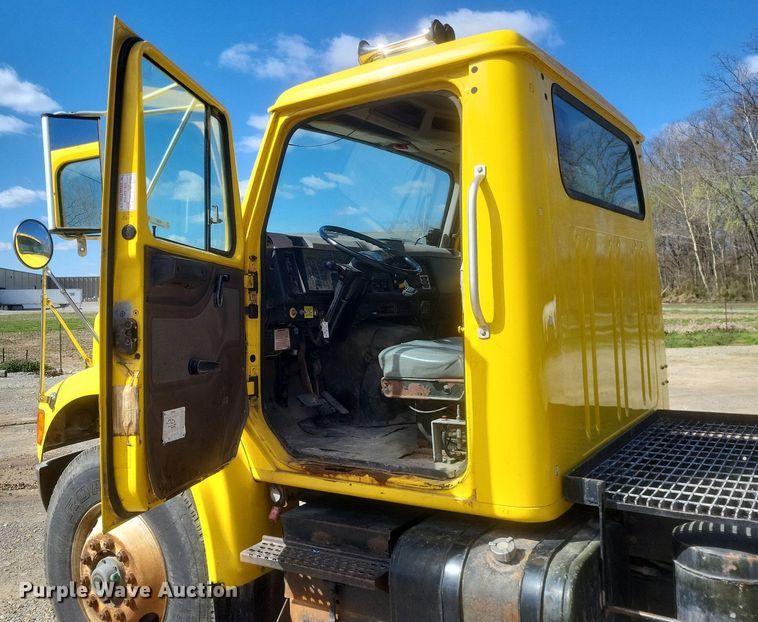 image for item MJ9037 1998 International 4900 truck cab and chassis