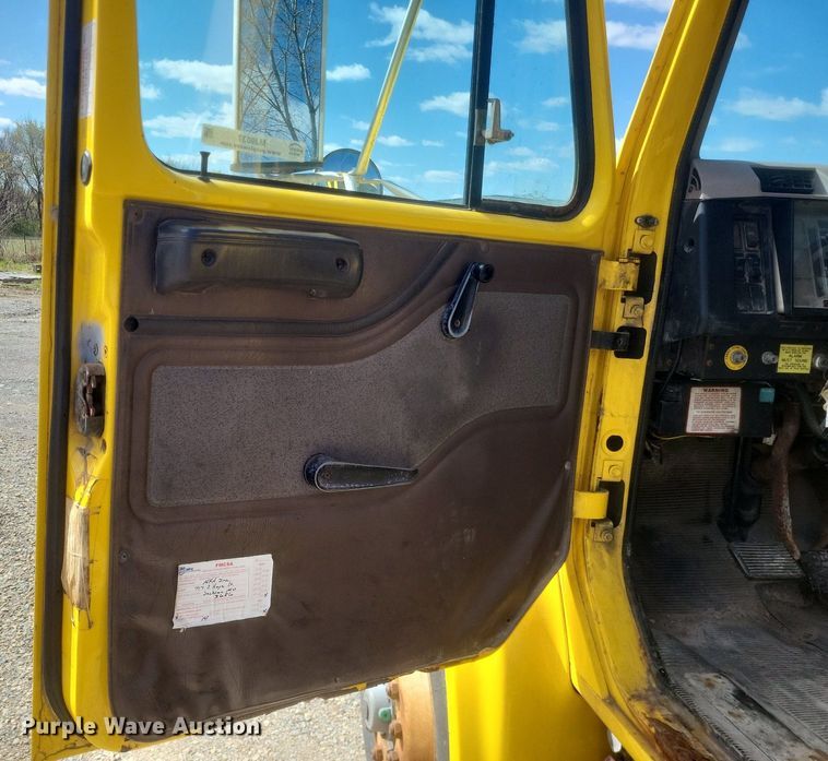 image for item MJ9037 1998 International 4900 truck cab and chassis