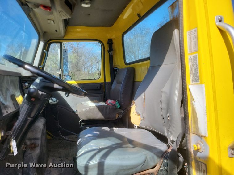 image for item MJ9037 1998 International 4900 truck cab and chassis