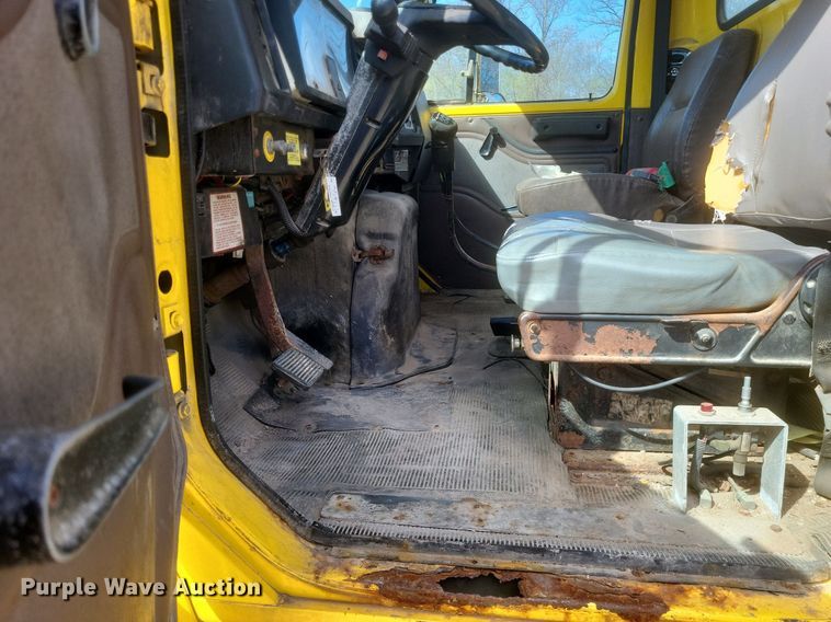 image for item MJ9037 1998 International 4900 truck cab and chassis