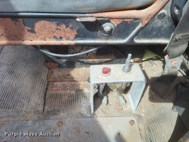 image for item MJ9037 1998 International 4900 truck cab and chassis