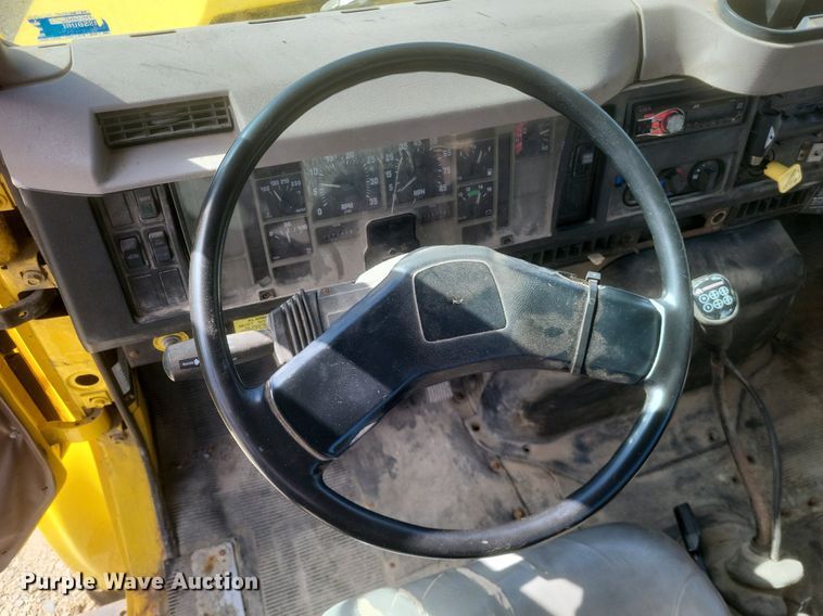 image for item MJ9037 1998 International 4900 truck cab and chassis