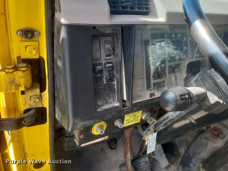 image for item MJ9037 1998 International 4900 truck cab and chassis