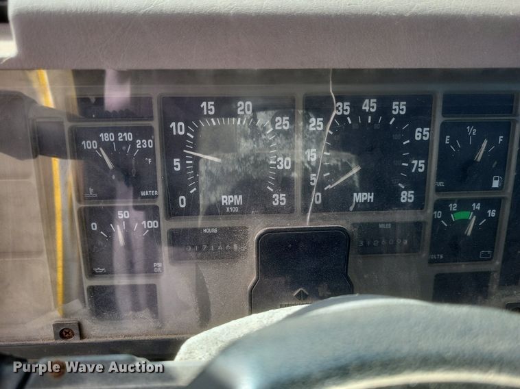 image for item MJ9037 1998 International 4900 truck cab and chassis