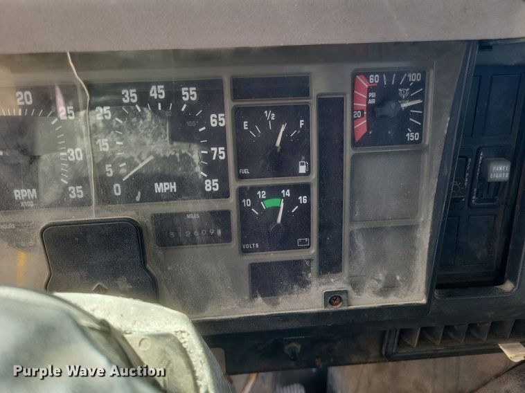 image for item MJ9037 1998 International 4900 truck cab and chassis