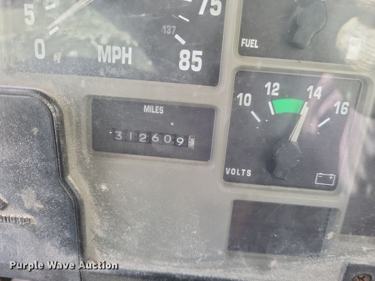 image for item MJ9037 1998 International 4900 truck cab and chassis