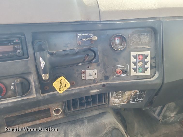 image for item MJ9037 1998 International 4900 truck cab and chassis