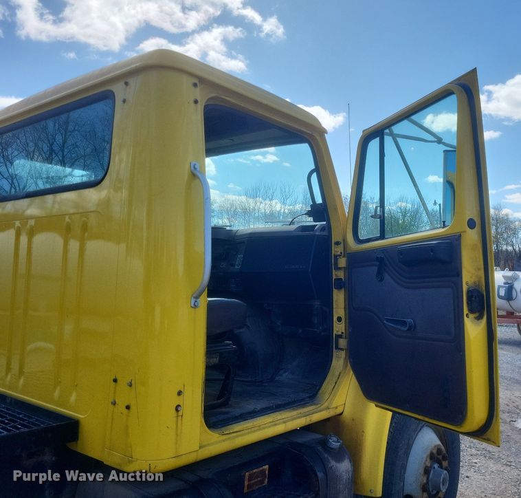 image for item MJ9037 1998 International 4900 truck cab and chassis