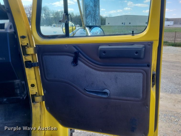 image for item MJ9037 1998 International 4900 truck cab and chassis